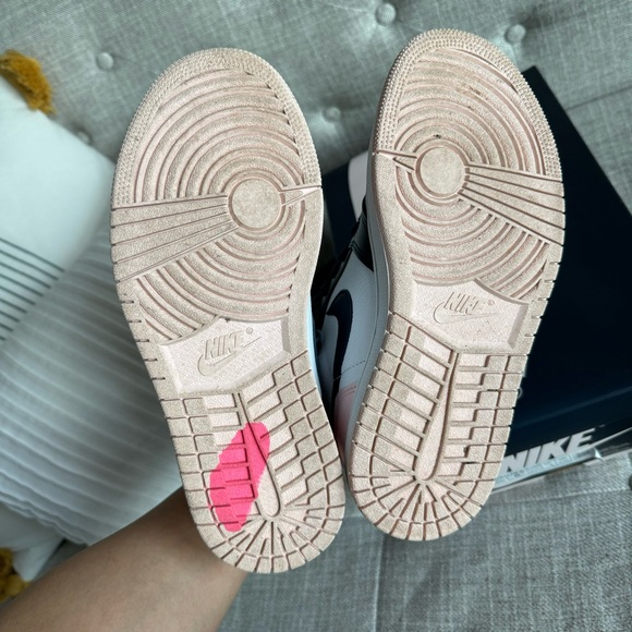 Women’s Air Jordan 1 Retro Hi OG Bubblegum - Picture 7 of 10